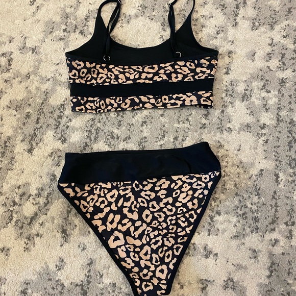 Two-piece Leopard swimsuit - Picture 2 of 2